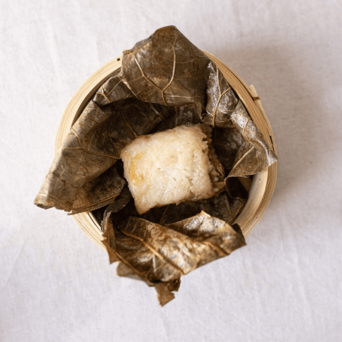 Riz gluant au canard laqué cuit dans une feuille de lotus